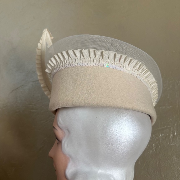 ADORABLE 1970s' IVORY FELT HAT + WHITE MESH, GROSGRAIN & SEQUIN TRIM - Picture 7 of 14